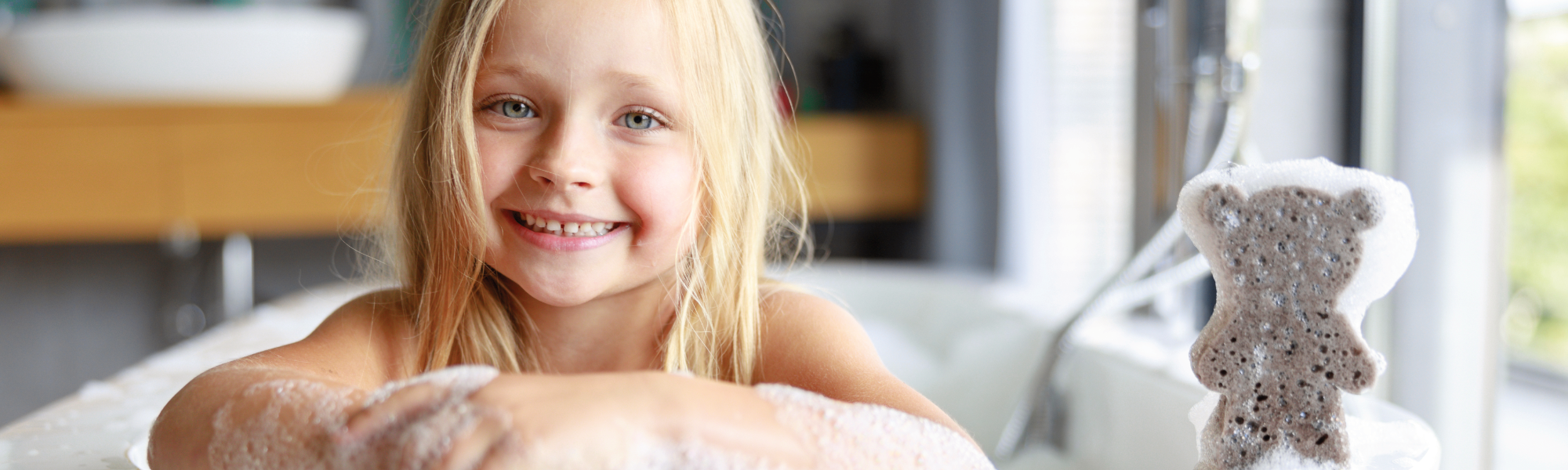 Mädchen mit Schaum in Badewanne