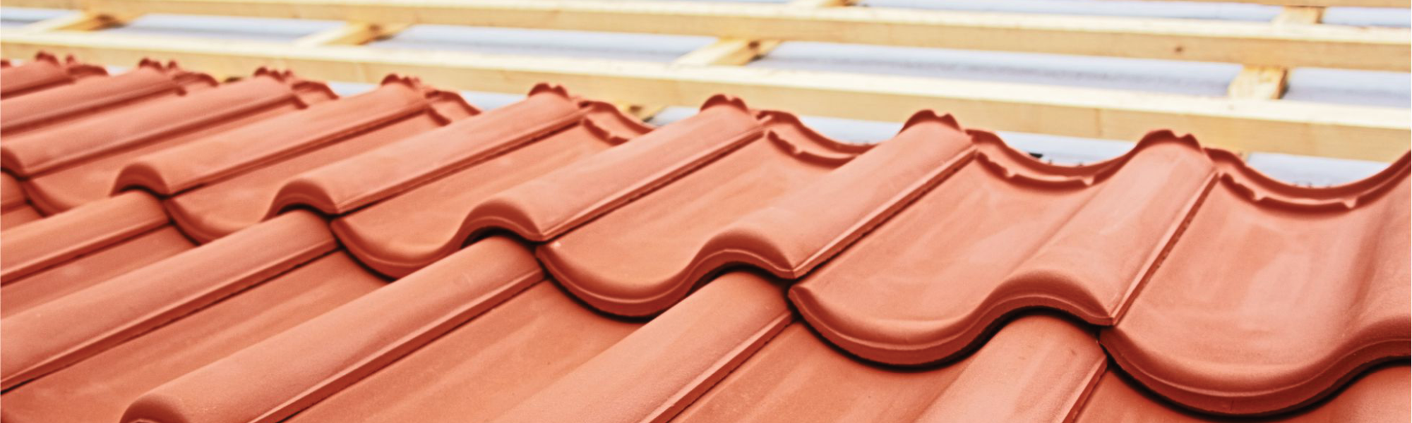 Detailaufnahme von Dachziegeln auf dem Dach