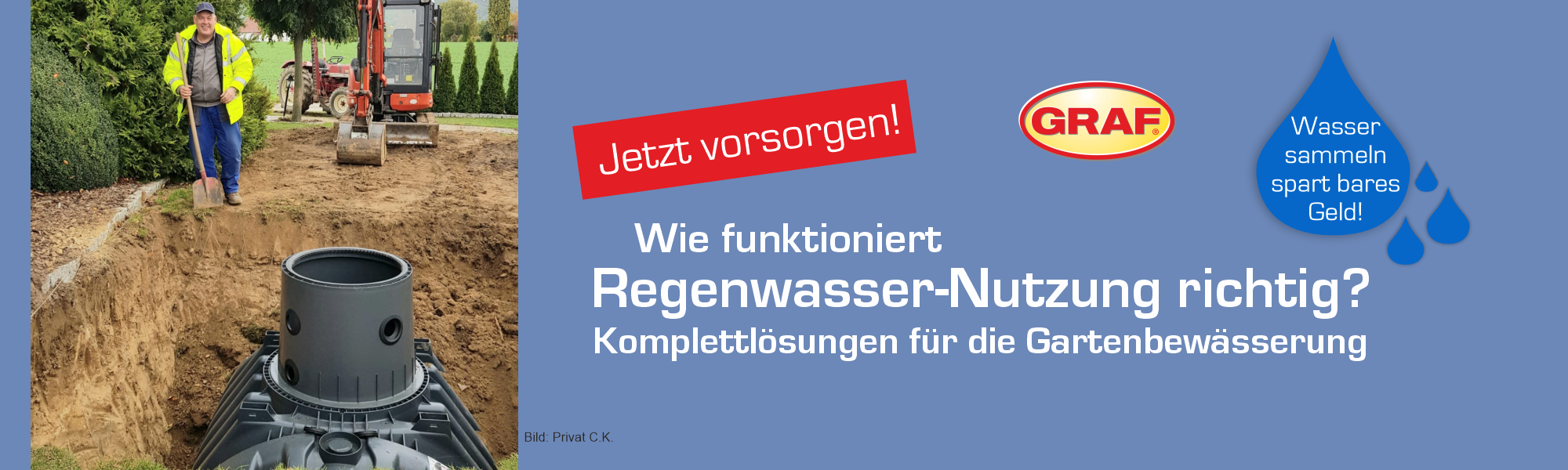 Ein Bauarbeiter und ein Mini-Bagger hinter einer Grube mit einer Regenwasserzisterne 